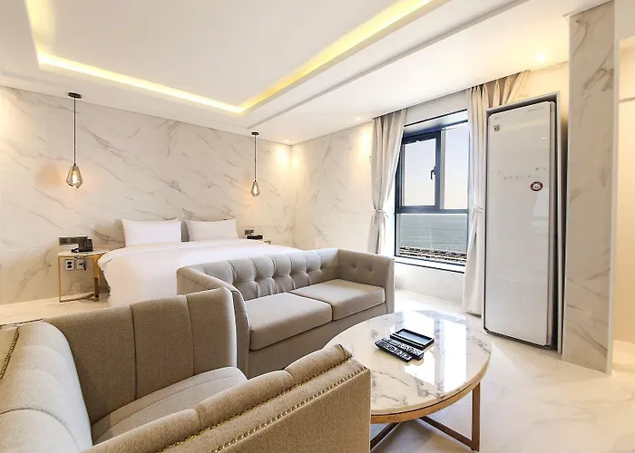 H Moment Songjeong Hotel