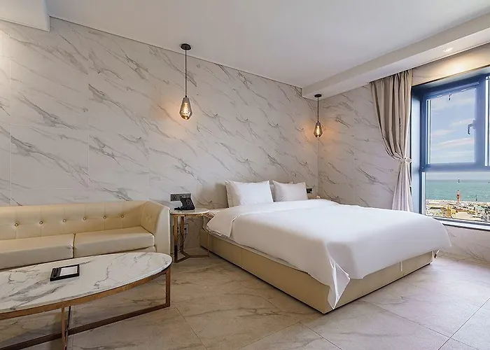 H Moment Songjeong Hotel